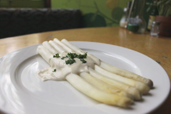 asparagus-with-vegan-hollandaise-sauce-BestRecipeFinder